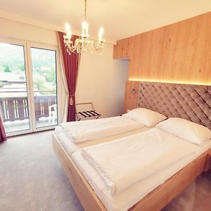Zimmer mit Kingsize-Bett